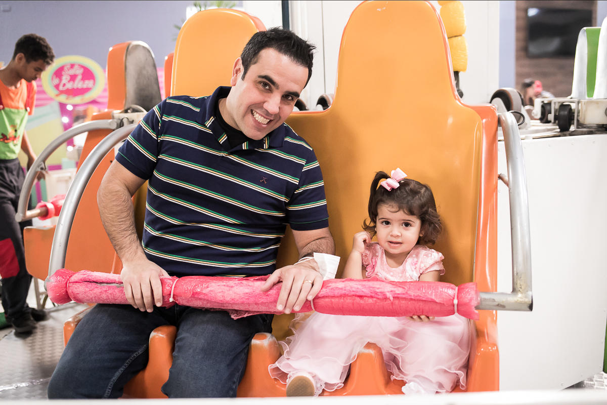 pai e filha na cadeira laranja