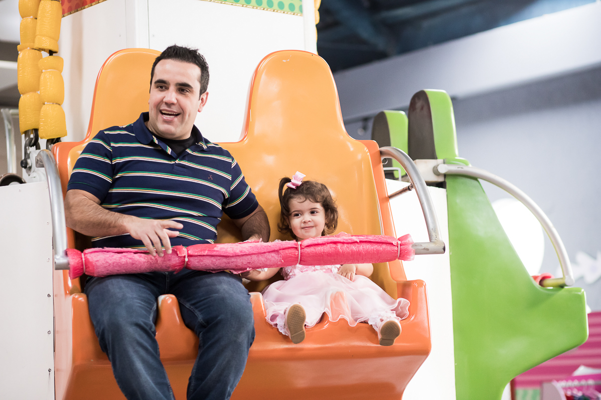 pai e filha na cadeira laranja