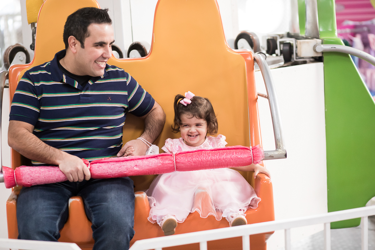 pai e filha na cadeira laranja