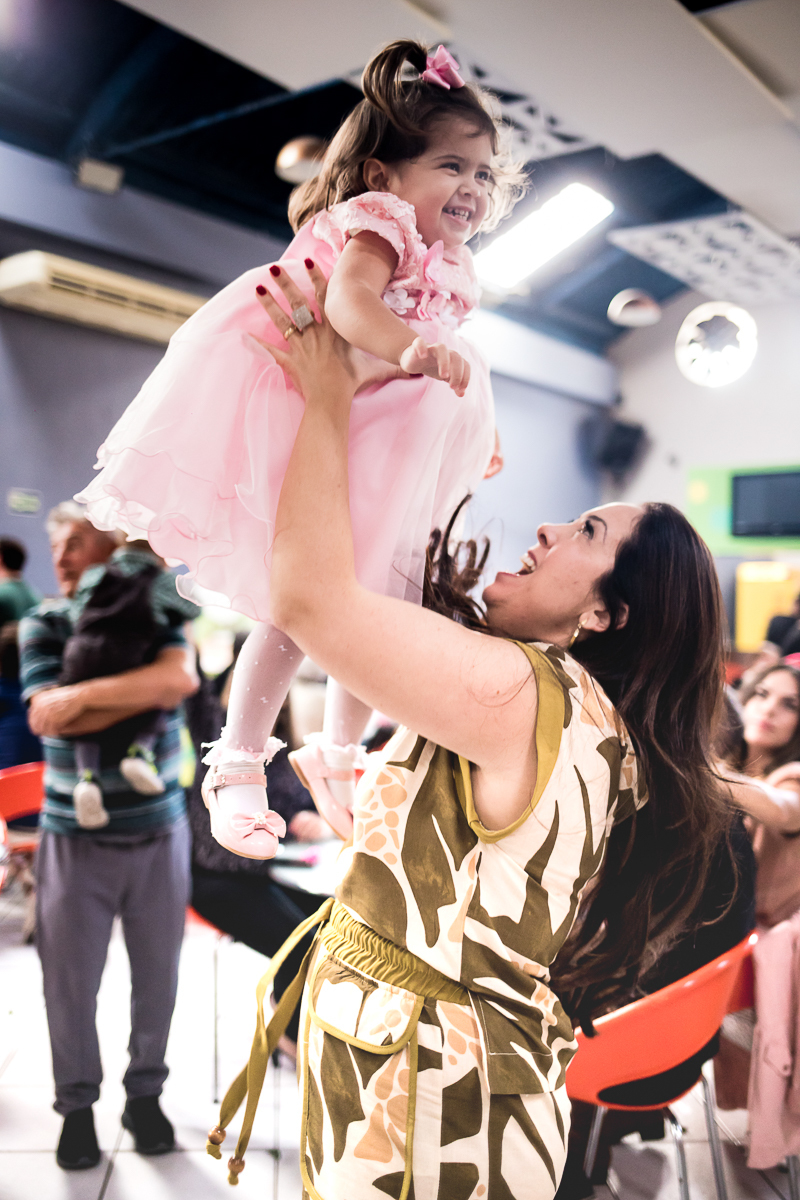 feliz com a bebê de vestido rosa