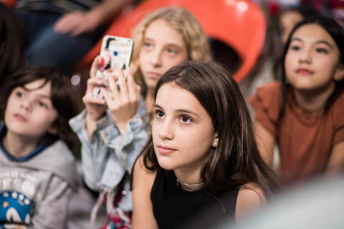 menina assistindo