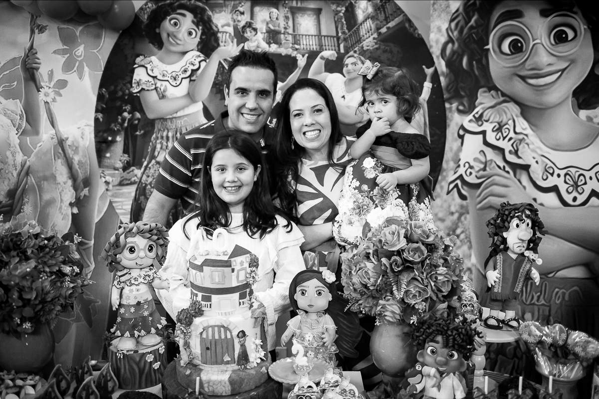 Fotografia do Parabéns - Tema Encanto Disney em preto e branco