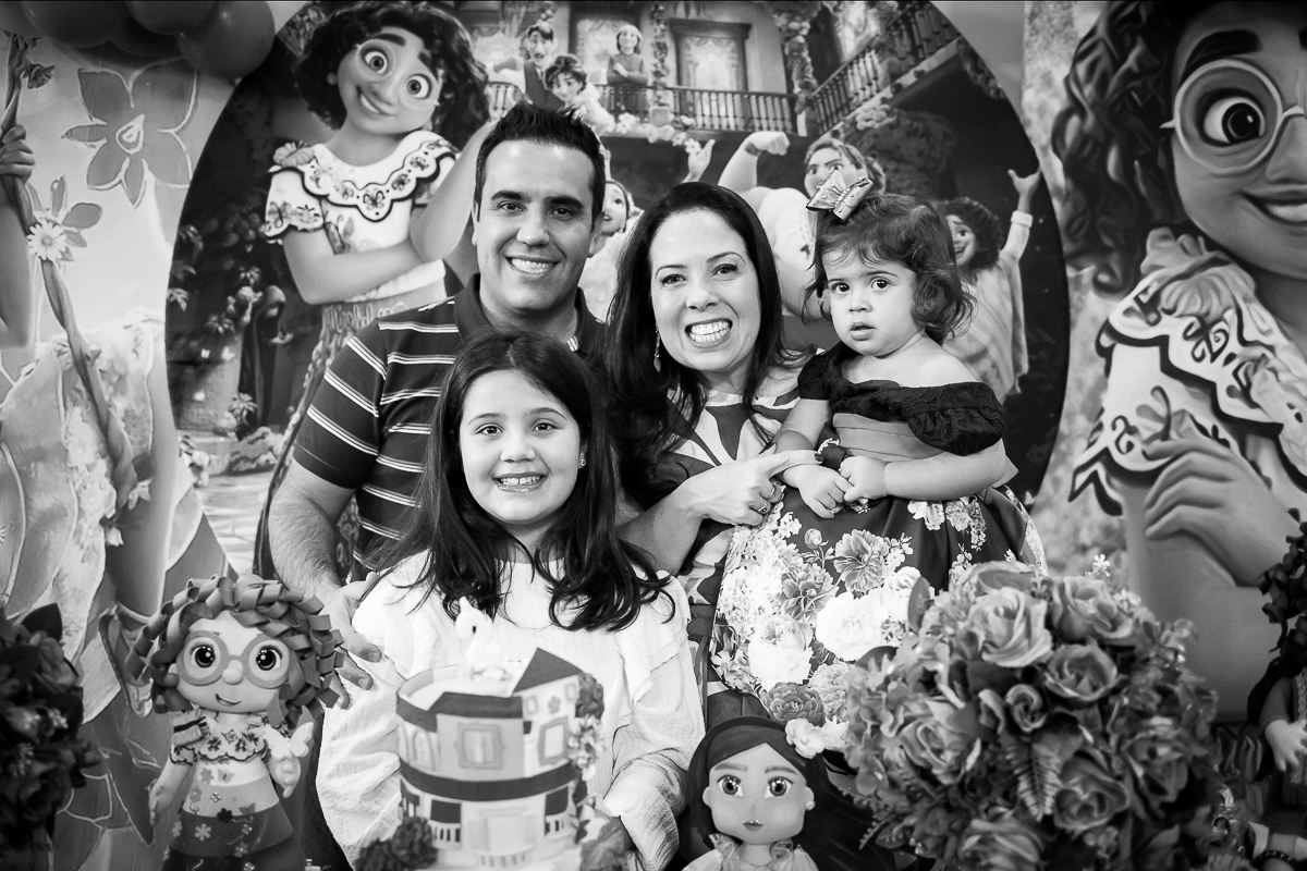 Família Feliz - Tema Encanto Disney - foto em preto e branco