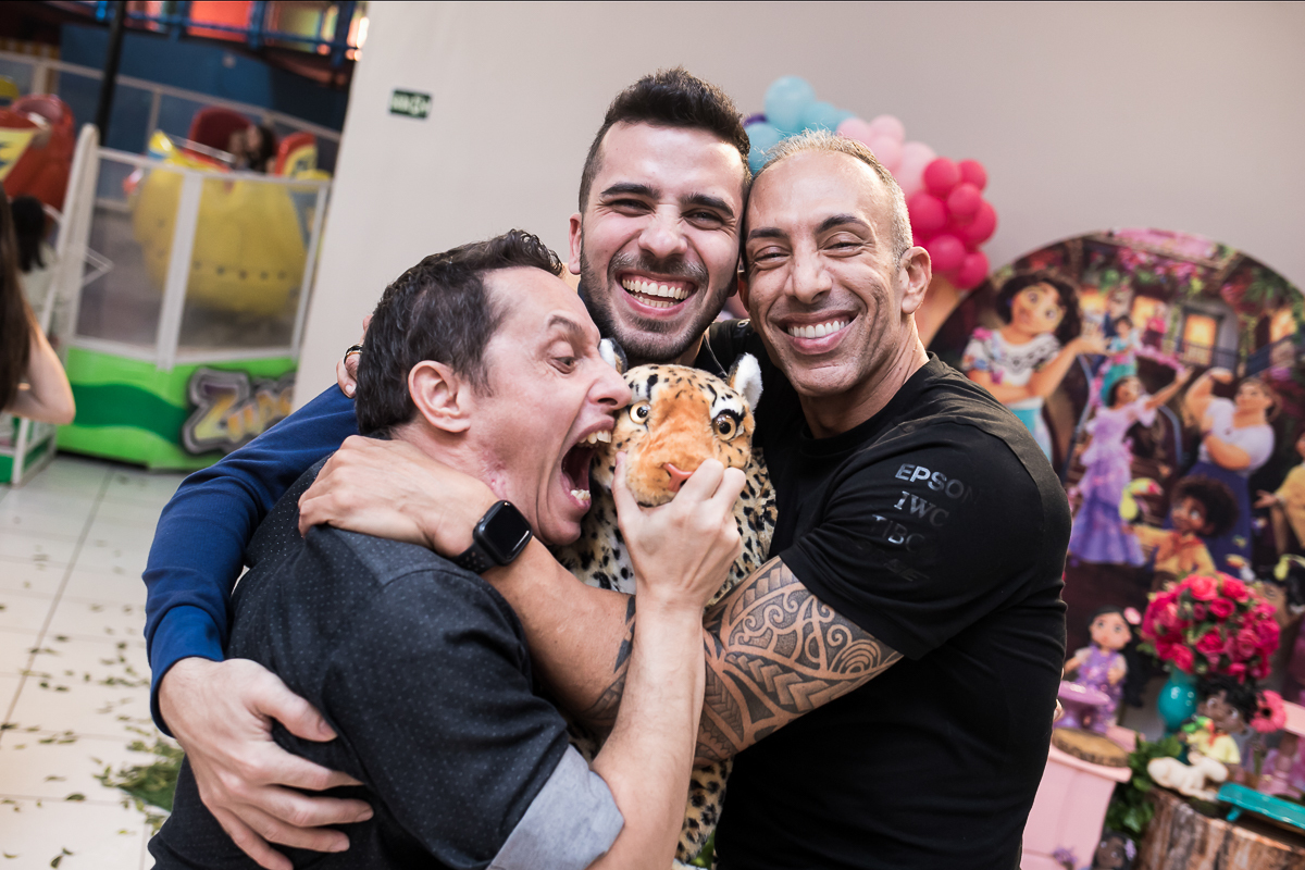 homens e onça de pelúcia