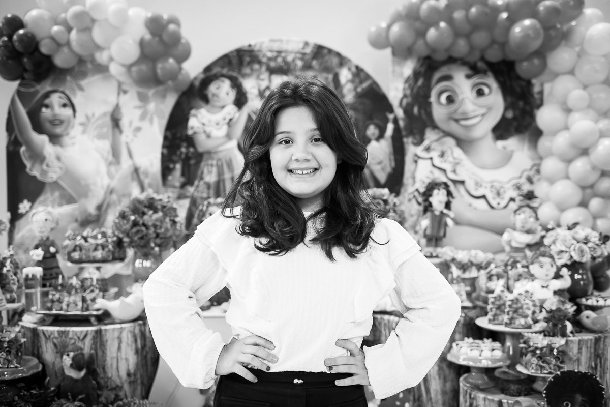 menina linda foto preto e branco