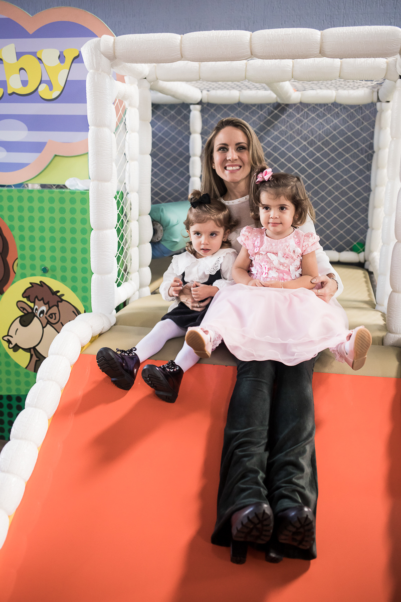 foto no escorregador laranja