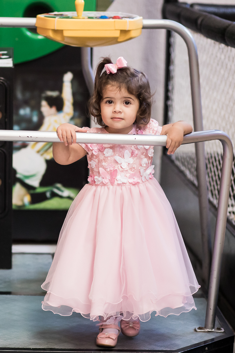 menina de vestido rosa