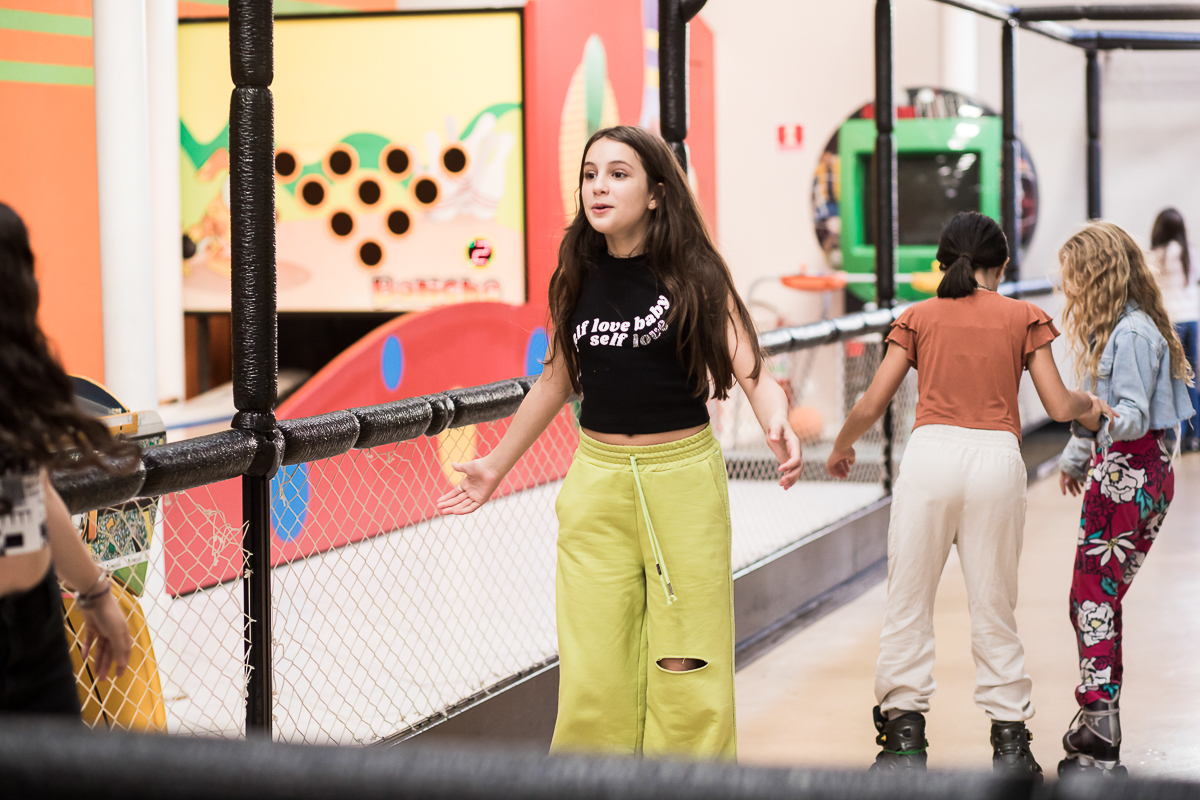 menina da calça amarela