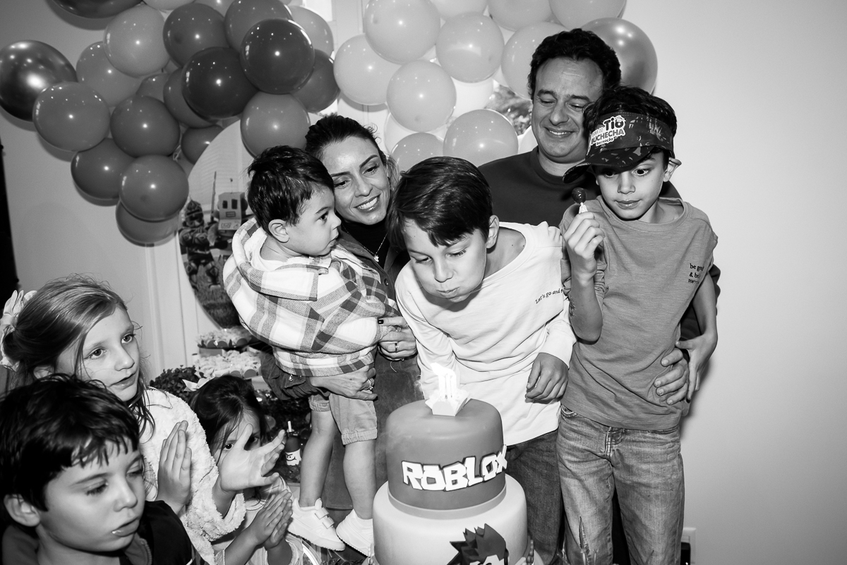 apagando a vela foto em preto e branco