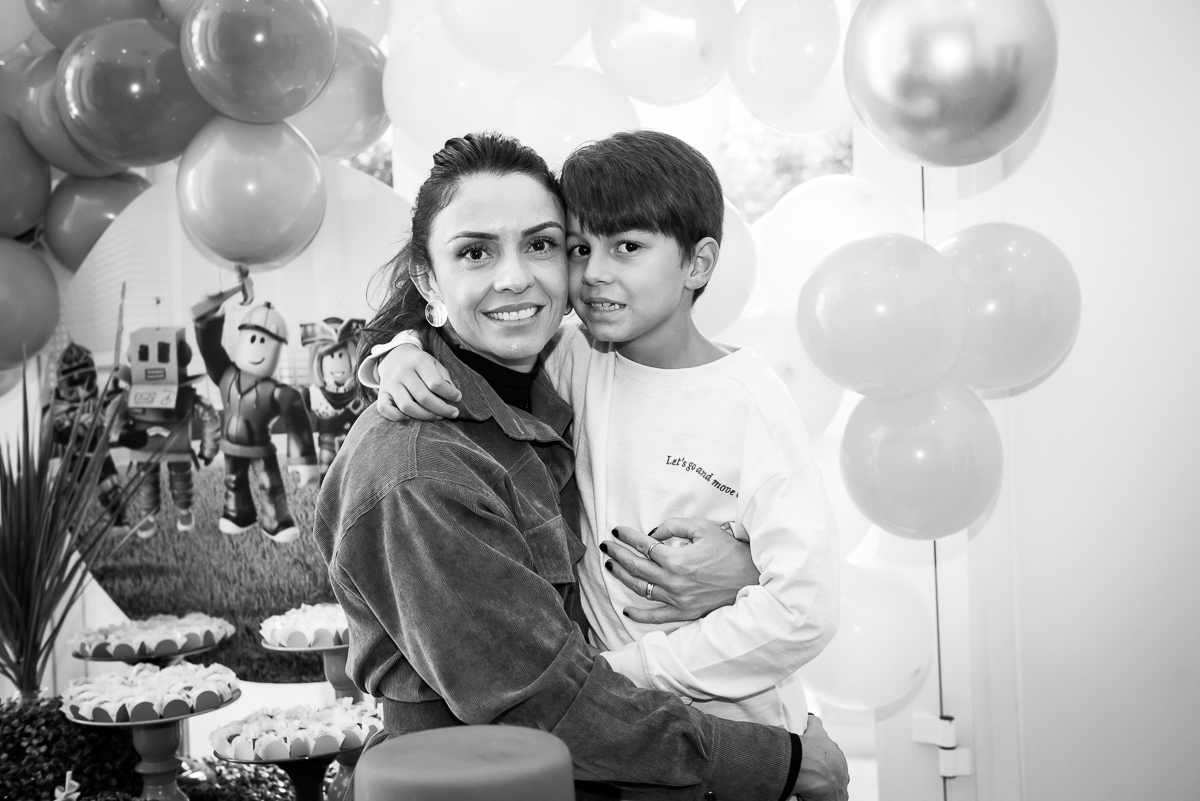 abraço da mamãe em preto e branco