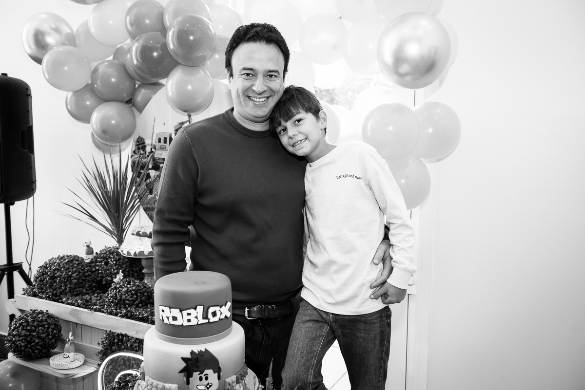 abraço do papai em preto e branco