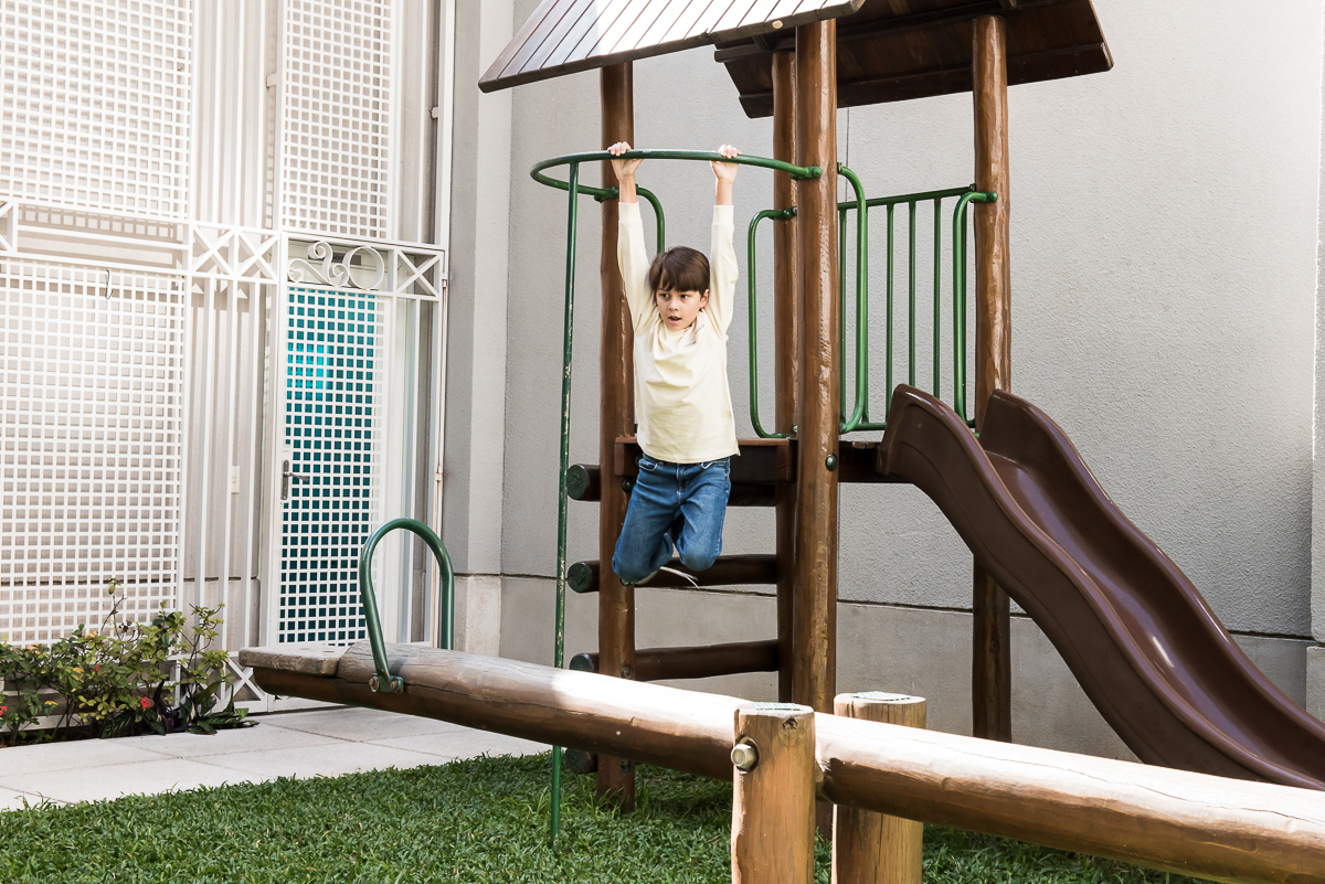 criança brincando no play