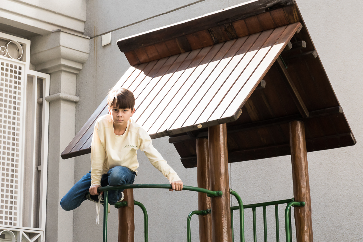 criança brincando no play