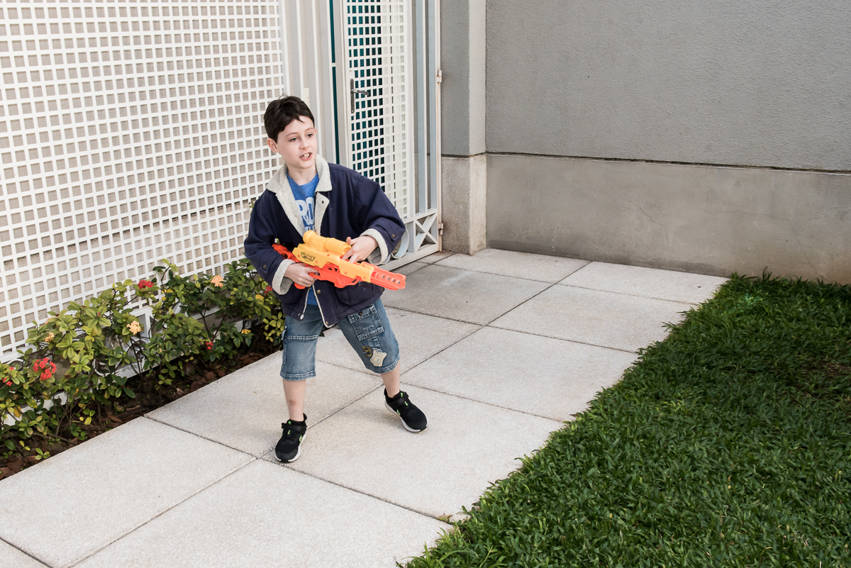 criança com arma nerf