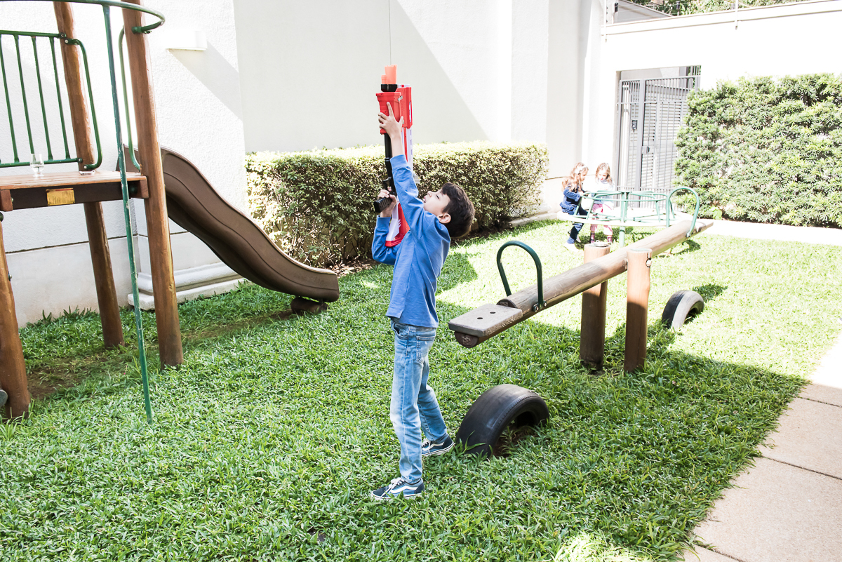 criança com arma nerf