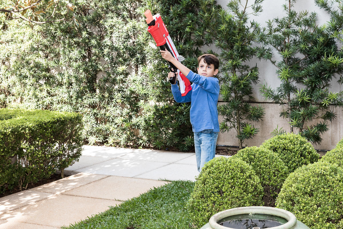 criança com arma nerf