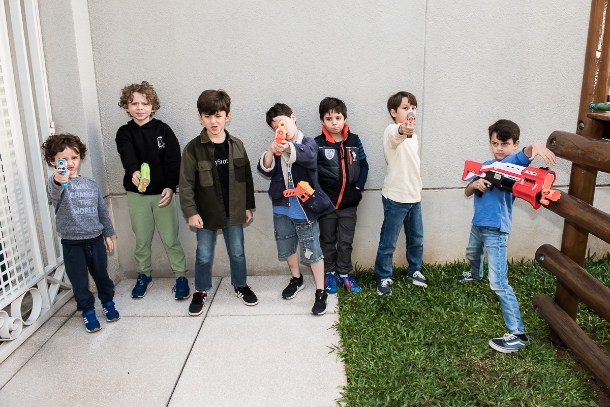 crianças com arma nerf