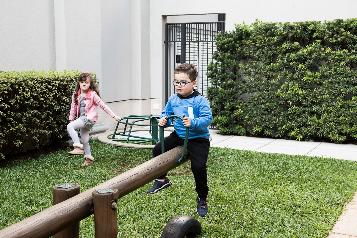 brincando na gangorra