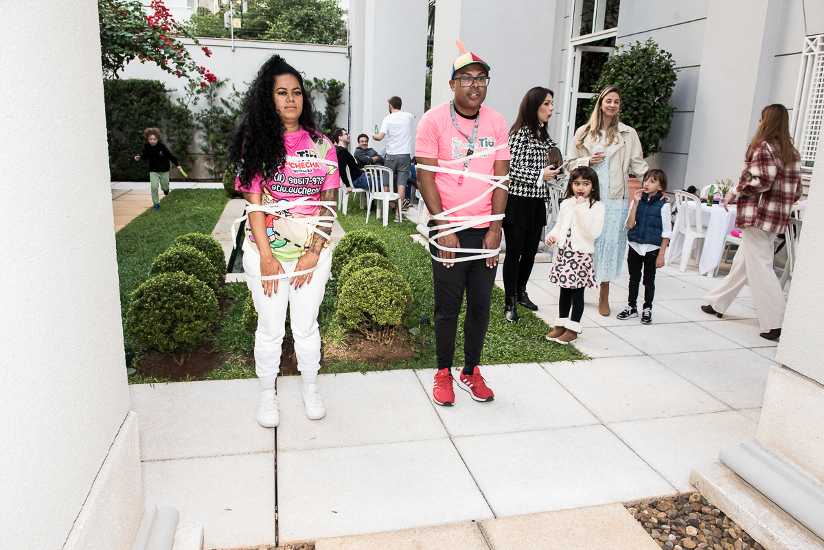 dois adultos amarrados