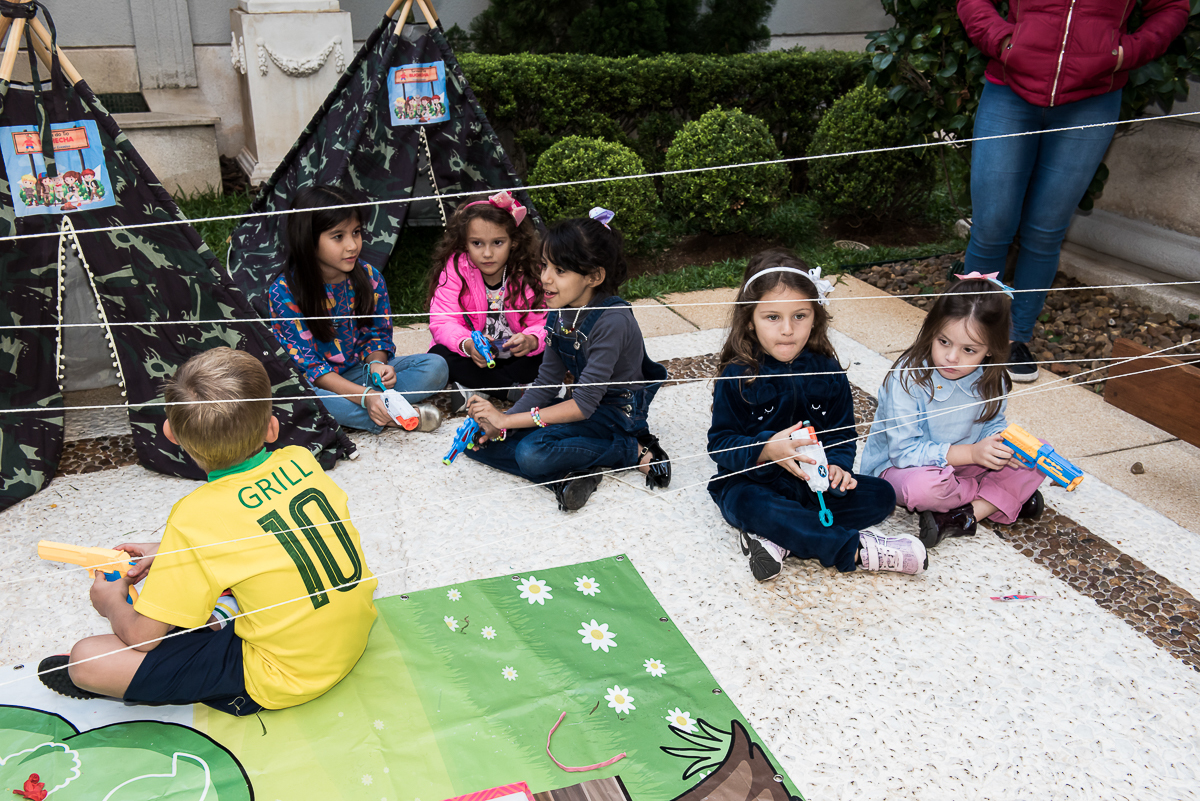 brincadeira com fios de barreira