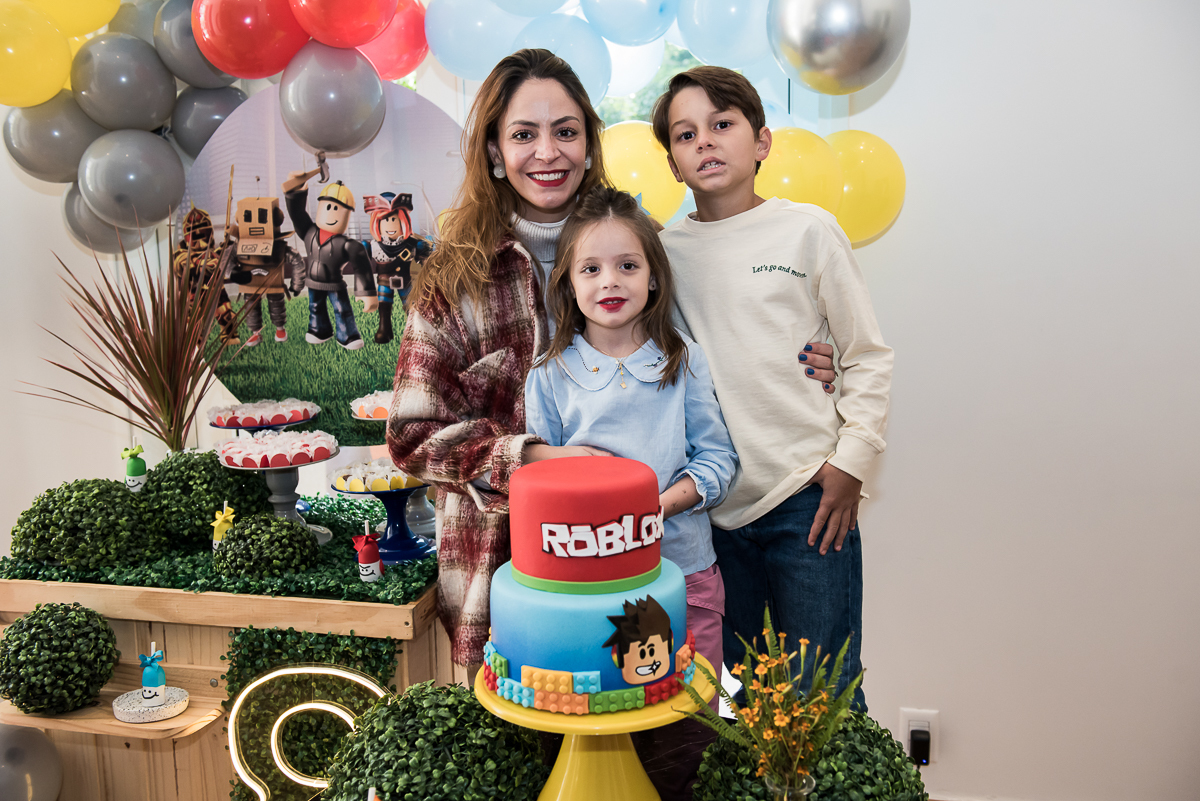 aniversariante com a tia e priminha