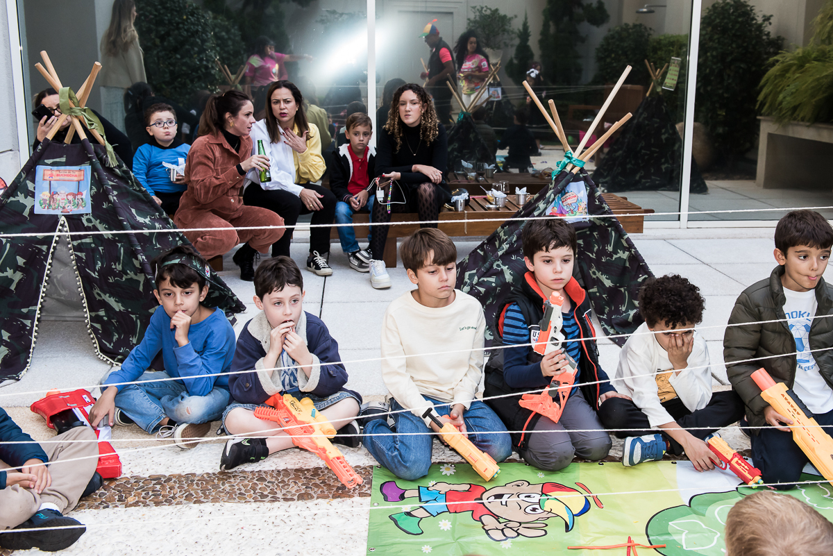 brincadeira com fios de barreira