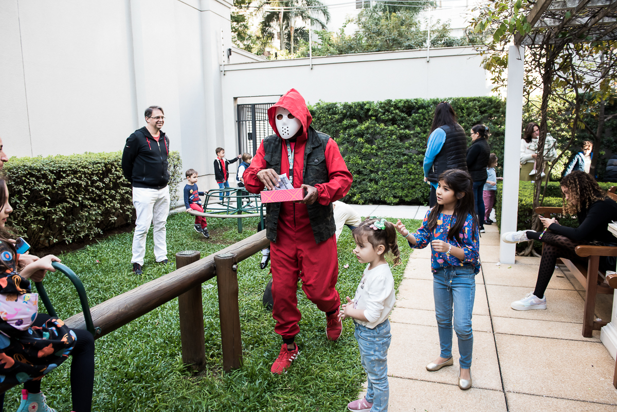 mascarado de vermelho
