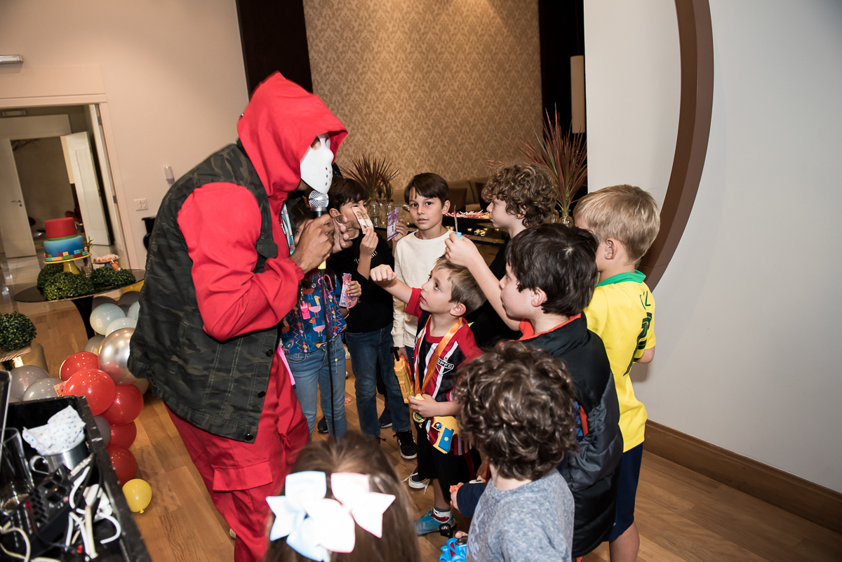 mascarado de vermelho