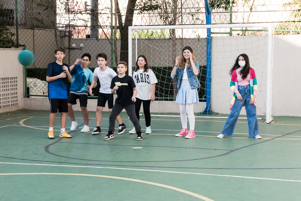 crianças jogando bola