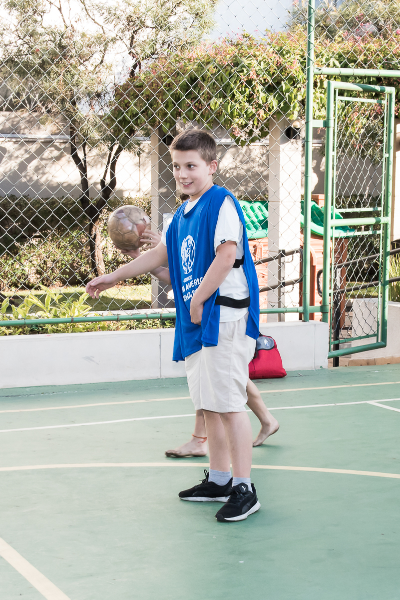 crianças jogando bola