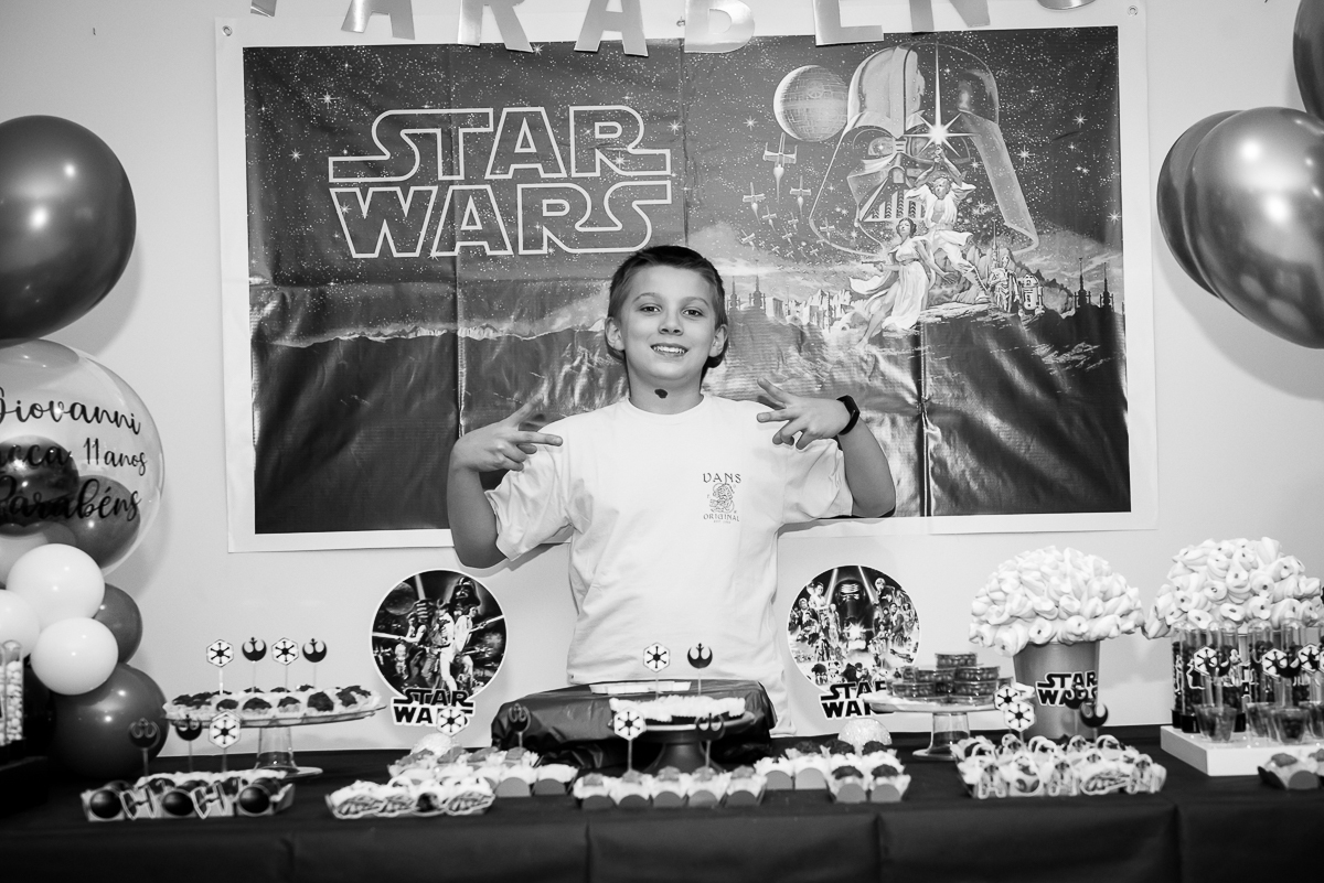criança mesa star wars foto em preto e branco