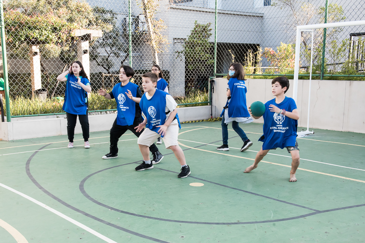 crianças jogando bola