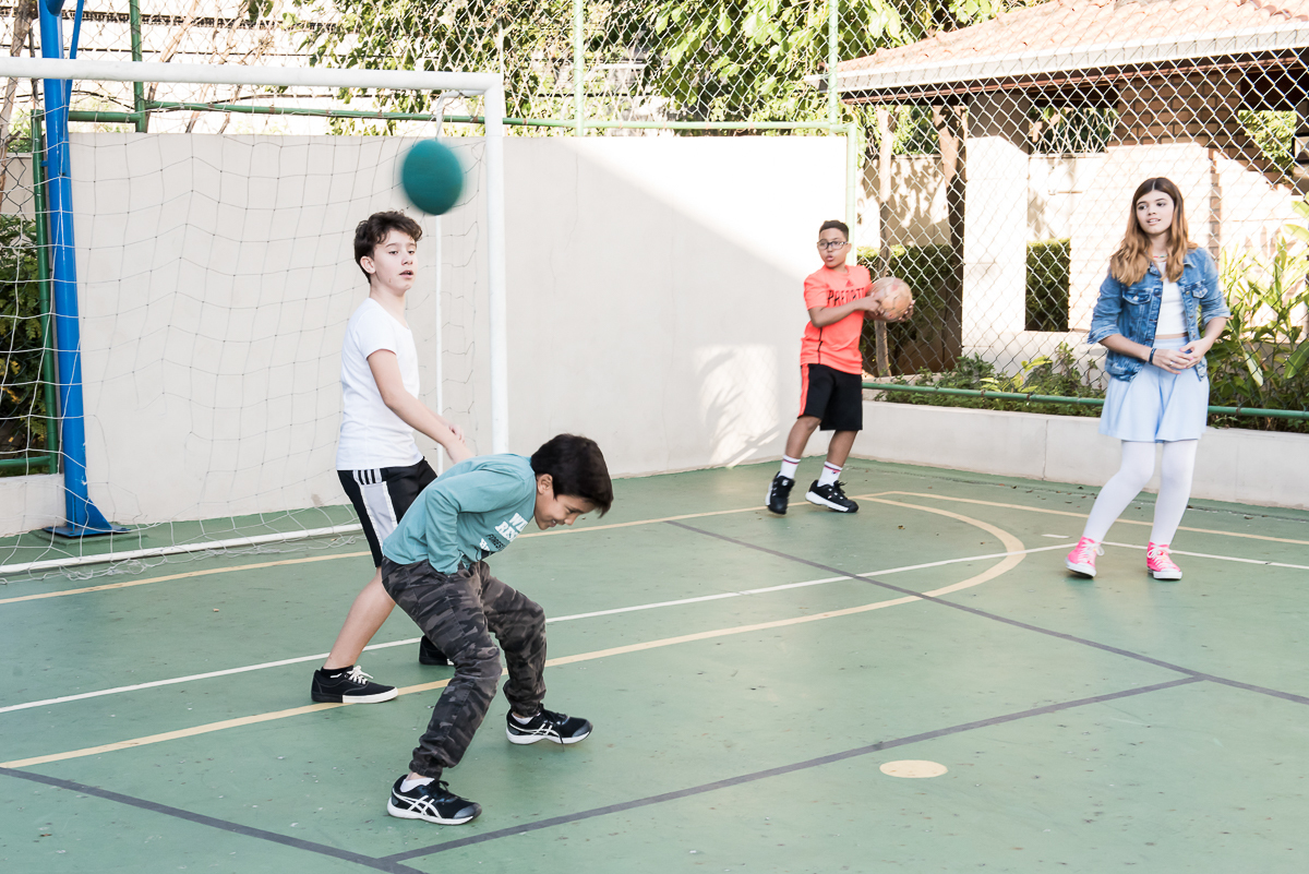 crianças jogando bola