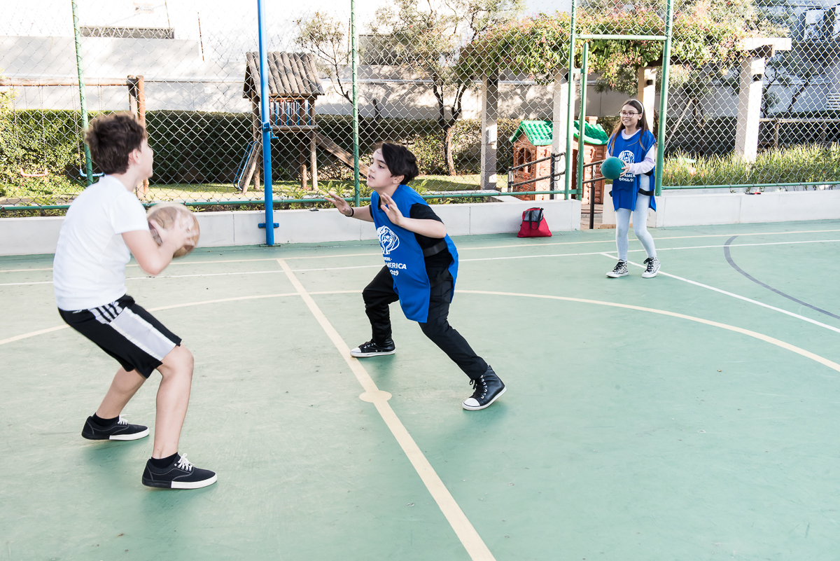 crianças jogando bola