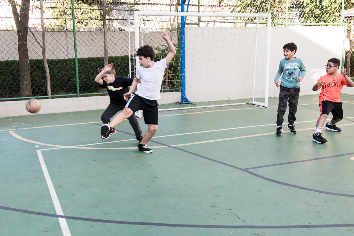 crianças jogando bola