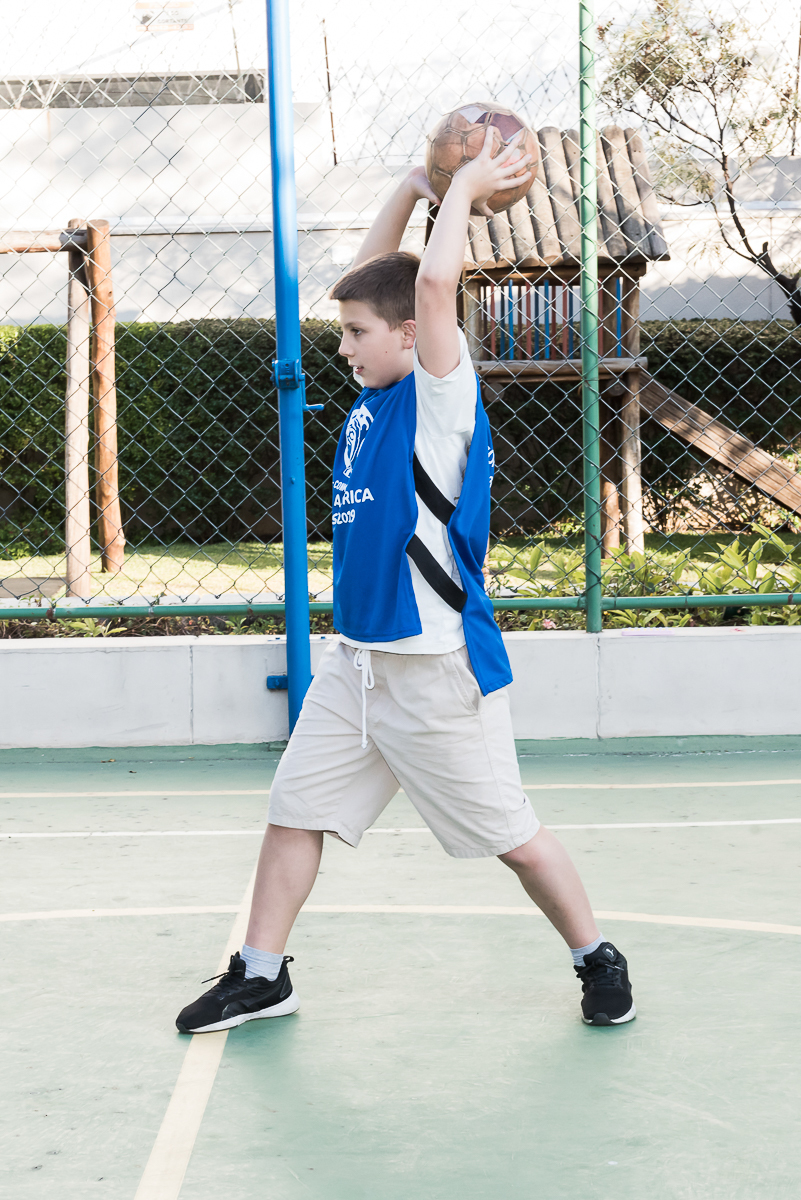 crianças jogando bola