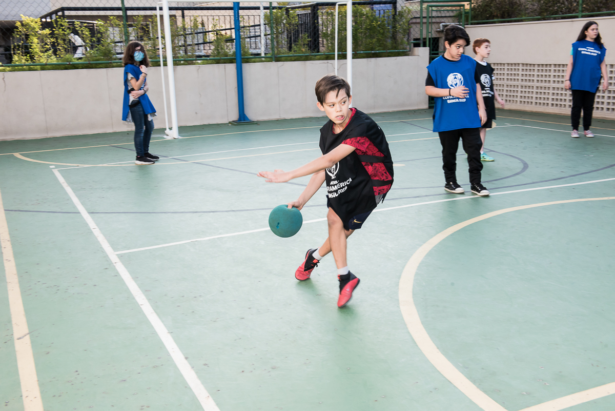 crianças jogando bola