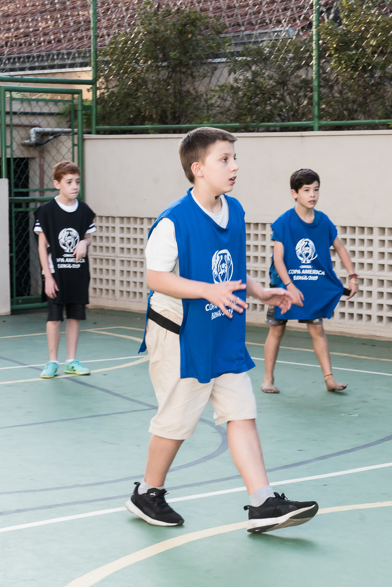 crianças jogando bola