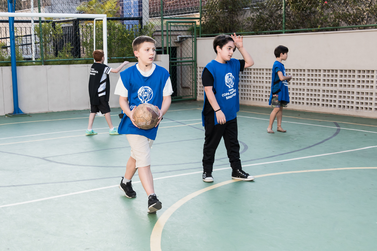 crianças jogando bola