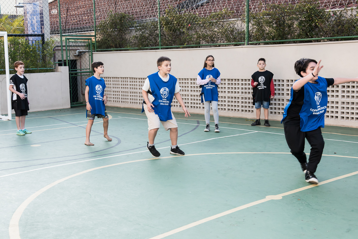 crianças jogando bola