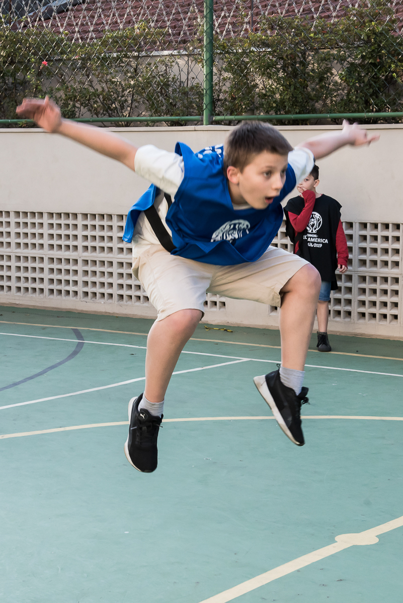 crianças jogando bola