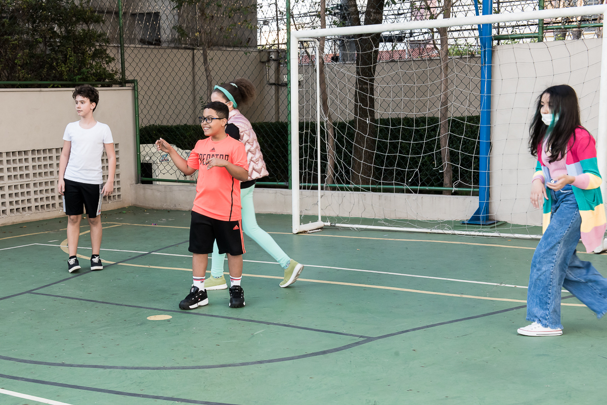 crianças jogando bola