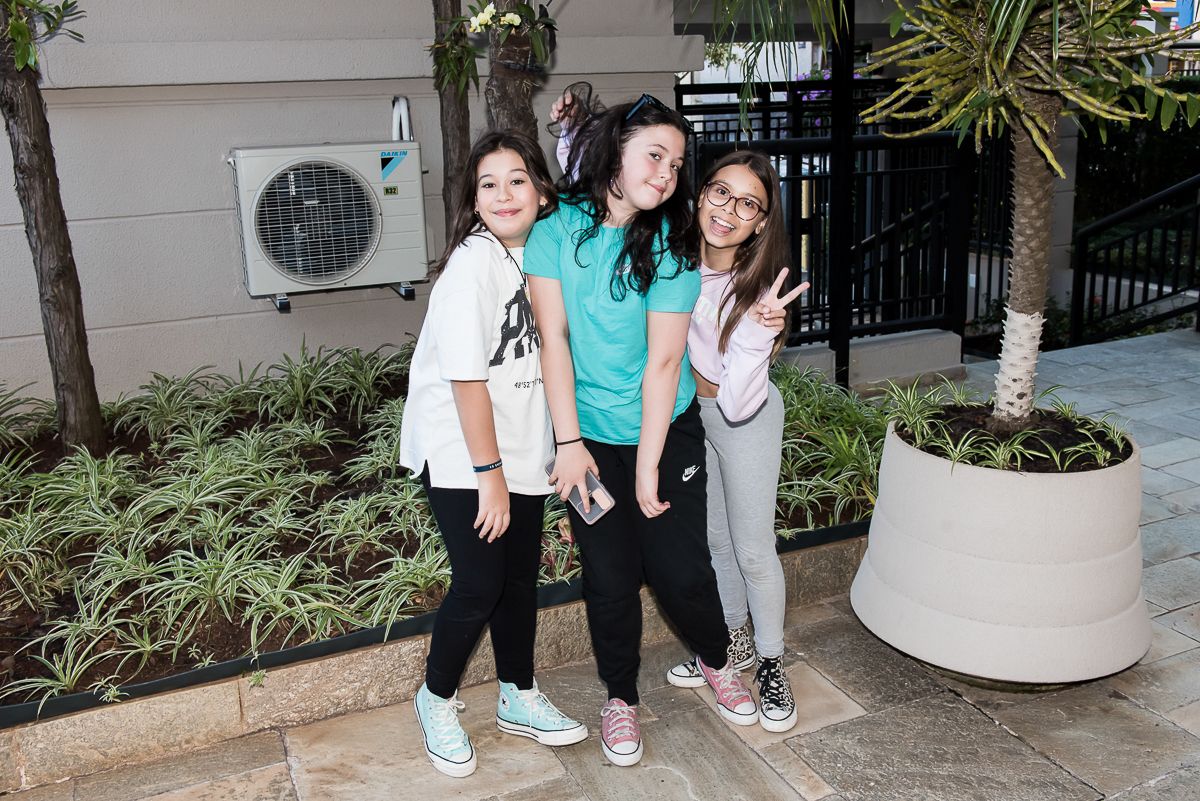 três meninas felizes