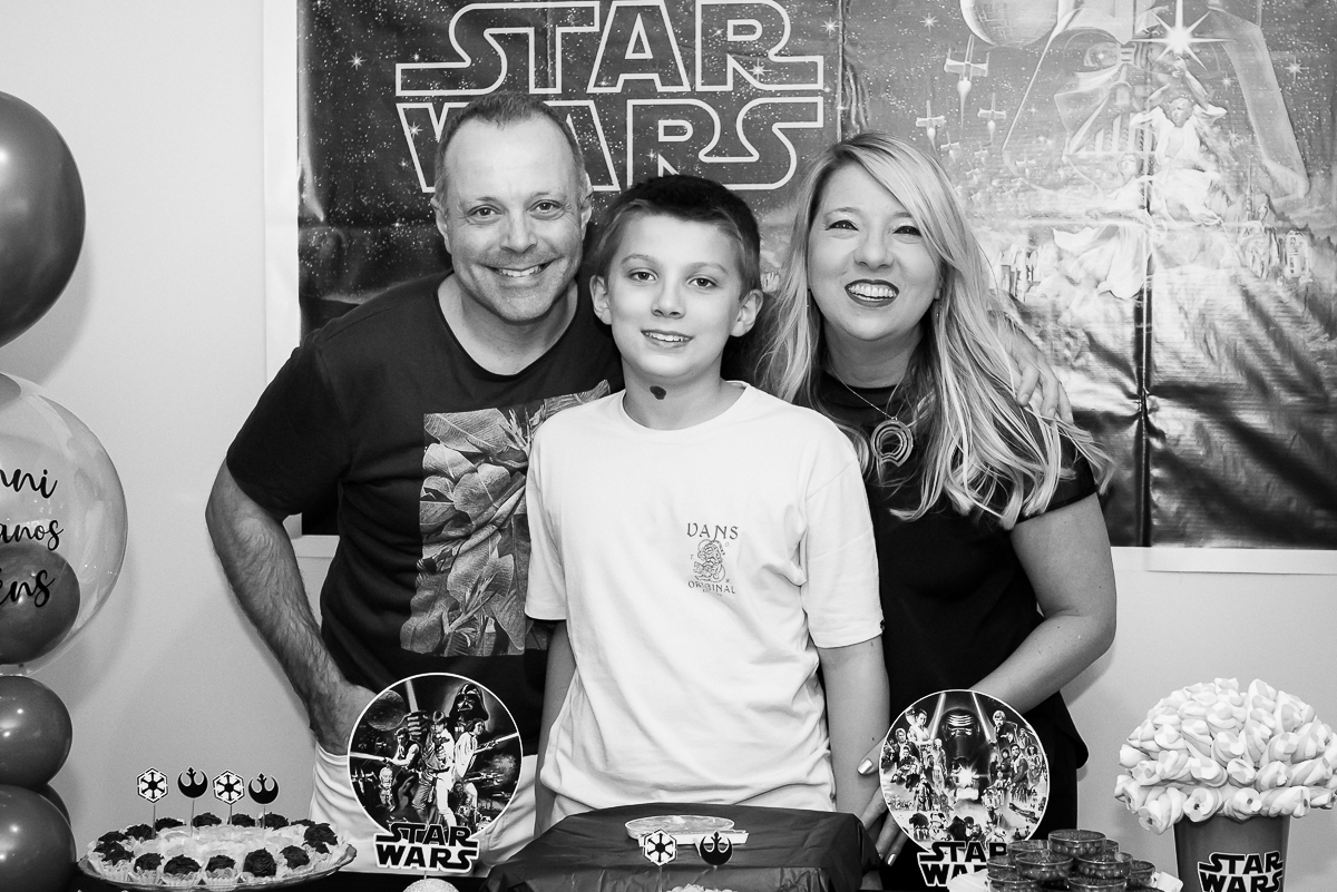 pai, filho e mãe, mesa star wars foto em preto e branco