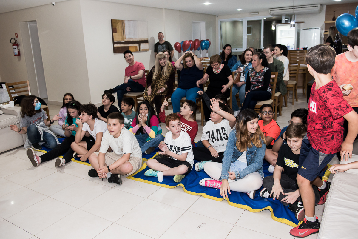 crianças assistindo ao show de mágico