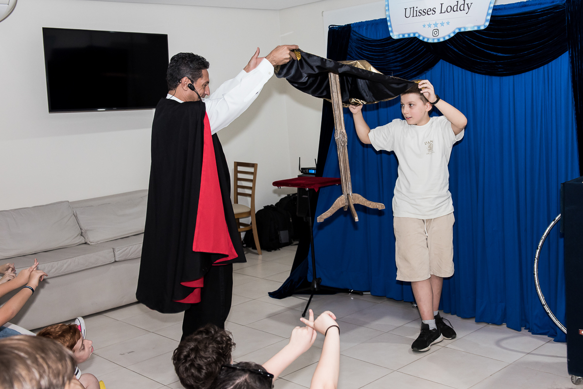 mágico levitando mesa