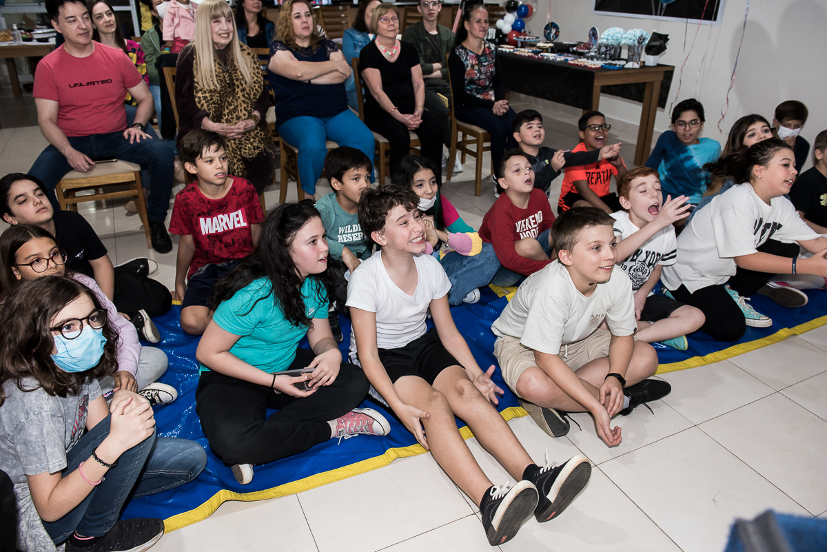 crianças assistindo ao show