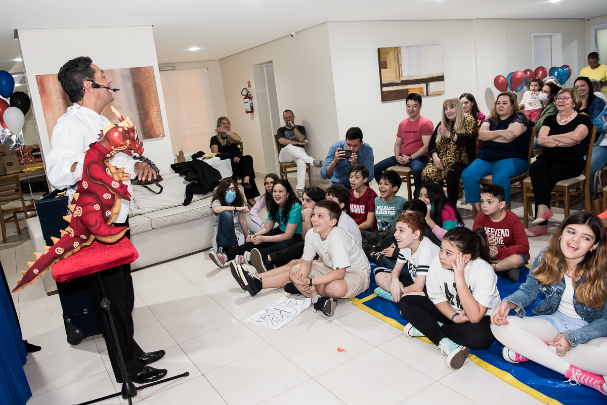 mágico com o dragão vermelho e crianças
