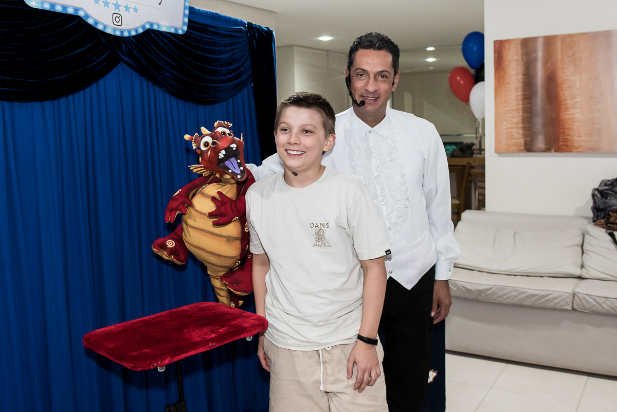 mágico com dragão vermelho