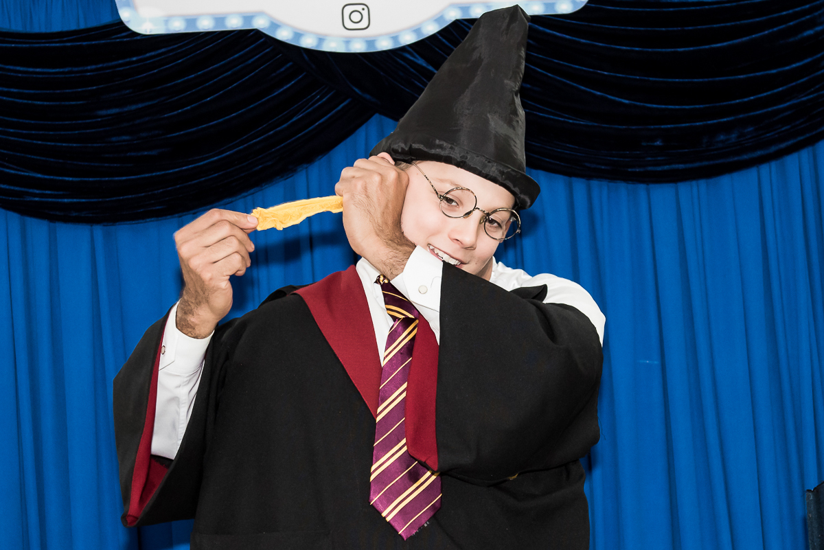 criança e mágica de harry potter, tirando pano da orelha